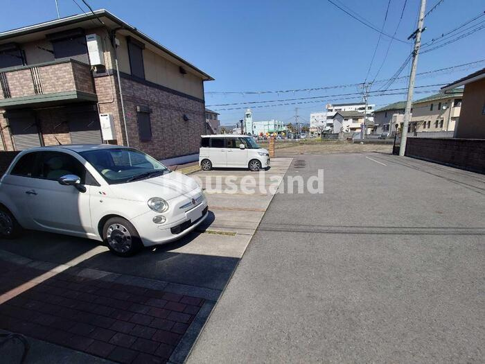 シンフォニータウンⅢ E棟の駐車場|同タイプの別部屋