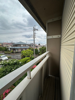 【展望】 | 洋室10帖のお部屋からの眺望です♪目の前は駐車場になっていて視界を遮る建物がありません☆