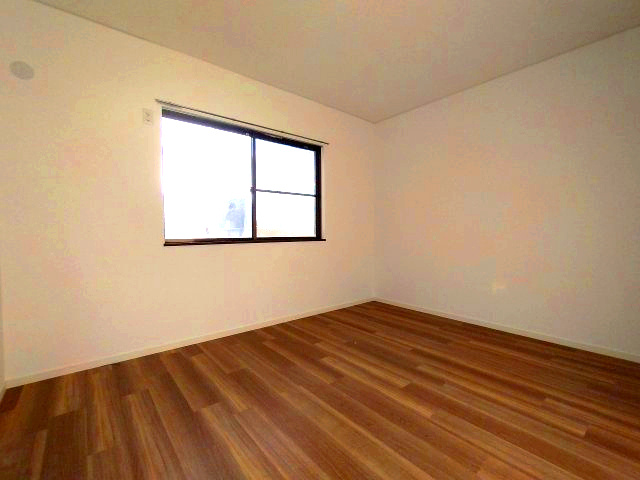 天白区島田四丁目　売戸建の洋室|落ち着いた色合いのフローリングが心地よいシンプルで使いやすい洋室です。どんな家具とも調和しあなたらしい空間を創り出せます。