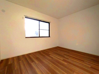 【洋室】 | 天白区島田四丁目　売戸建 | 落ち着いた色合いのフローリングが心地よいシンプルで使いやすい洋室です。どんな家具とも調和しあなたらしい空間を創り出せます。