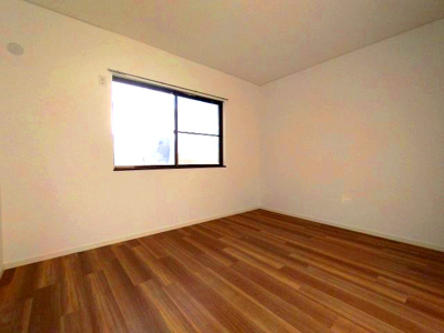 【洋室】 | 天白区島田四丁目　売戸建 | 落ち着いた色合いのフローリングが心地よいシンプルで使いやすい洋室です。どんな家具とも調和しあなたらしい空間を創り出せます。