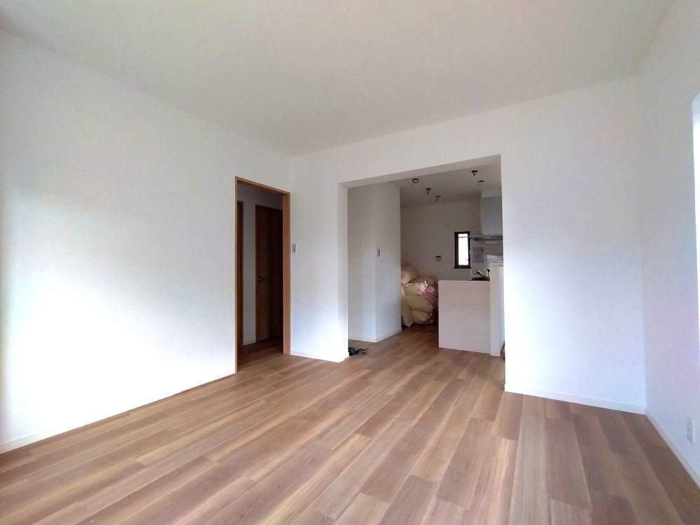 天白区島田四丁目　売戸建の居間・リビング|白い壁は光を反射し部屋を明るく見せます。どんな色とも合わせやすいのでインテリアのコーディネートの幅も広がります。