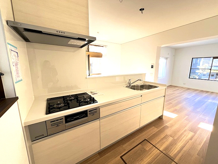 天白区島田四丁目　売戸建のキッチン|料理をするのが楽しくなる清潔感あふれるシステムキッチン。広々とした調理スペースと三口コンロで、快適にお料理を楽しめます。