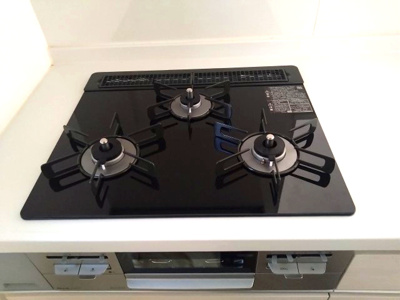 【キッチン】 | 天白区島田四丁目　売戸建 | 調理の効率を格段に上げる3口ガスコンロを搭載。同時に複数の料理が手際よく進められ、忙しい毎日をサポートします。