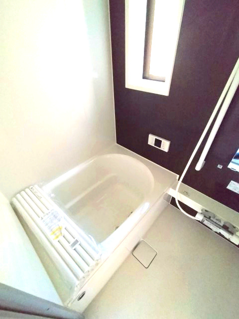 天白区島田四丁目　売戸建の浴室|自然光が差し込むことで浴室が明るく開放的な空間に変わります！
清潔感を第一に考えたシンプルながらも機能的なデザインが魅力です。