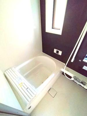 【浴室】 | 天白区島田四丁目　売戸建 | 自然光が差し込むことで浴室が明るく開放的な空間に変わります！
清潔感を第一に考えたシンプルながらも機能的なデザインが魅力です。