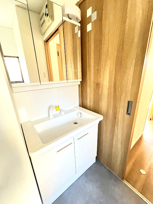 天白区島田四丁目　売戸建の独立洗面台|スペースの広い独立洗面化粧台はゆっくりと身支度を整えることが可能です！
三面鏡の後ろの収納には化粧品などがしまえてスッキリ片付きます！
