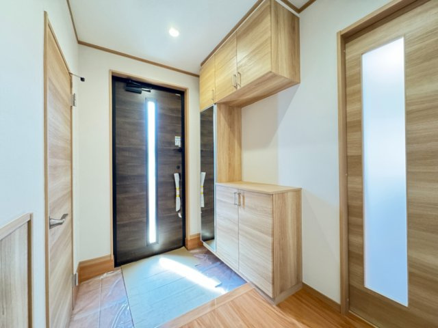 八戸市大字河原木字久保16-47　A棟の玄関