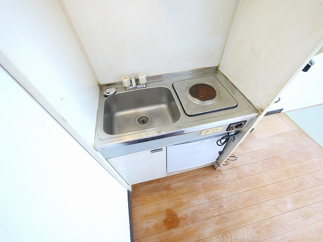 森川ハイツのキッチン|コンパクトなキッチンで掃除もラクラク