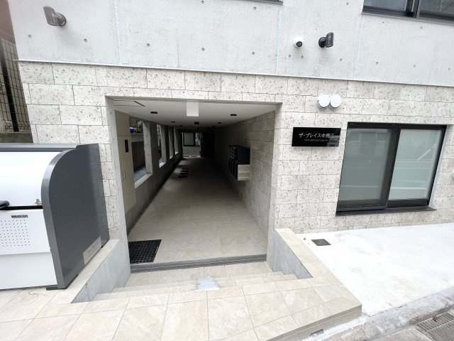 -のエントランス