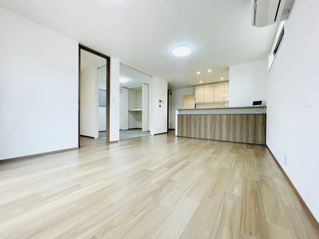 長久手市前熊一ノ井戸建の居間・リビング|LDK①