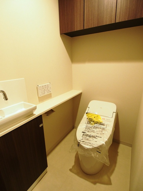 プラウド阪急塚口駅前のトイレ|落ち着いた色調のトイレです