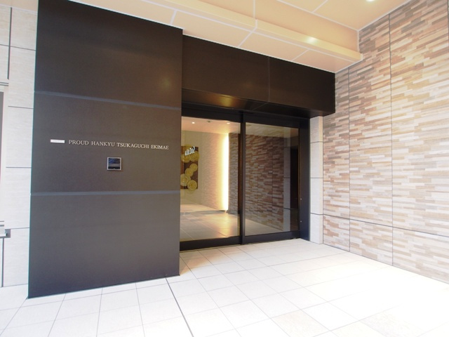 プラウド阪急塚口駅前のエントランス|清潔なエントランスです