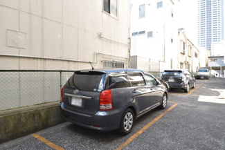 【駐車場】 | マンションの駐車場スペース。空きの有無や駐車料金、サイズ規定などについては、改めてお問い合わせください。～即日のご見学可能～　お問合せはお気軽にどうぞ。