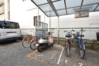 【駐車場】 | バイク置き場。空き区画の有無や駐輪料金、サイズおよび排気量規定などについては、改めてお問い合わせください。～即日のご見学可能～　お問合せはお気軽にどうぞ。