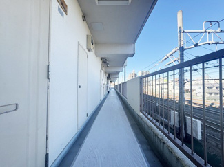 【その他共用部分】 | 当該フロアの共用廊下です。ここもきれいに清掃されています。周囲のお部屋の様子も、ぜひ伺ってみてください。～即日のご見学可能～　お問合せはお気軽にどうぞ。