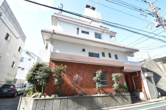 【外観】 | 手入れの行き届いた外壁やエントランスなど、「見ればわかる」レベルで清潔感を保ったマンションです。築年数を感じさせない姿で皆様をお出迎えします。～即日のご見学可能～　お問合せはお気軽にどうぞ。