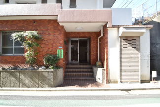 【エントランス】 | マンションの正面エントランス。出入りする人間を癒してくれるマンション入り口であり、その建物の「顔」でもあります。～即日のご見学可能～　お問合せはお気軽にどうぞ。