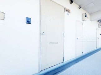 【その他共用部分】 | 皆様をお迎えする、お部屋の玄関ドア。開けやすさや開放角度、ドアノブの操作しやすさや鍵の形状などを、現地で一度ご確認ください。～即日のご見学可能～　お問合せはお気軽にどうぞ。