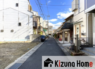 【前面道路含む現地写真】 | 前道幅員約4.0ｍ、接面が約9.4ｍあり2台並列駐車の出来る駐車スペースも可能ですヽ(^。^)ノ