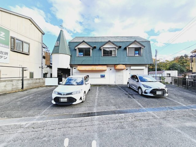 さつきビル2階（1階）の駐車場|駐車スペースもあります