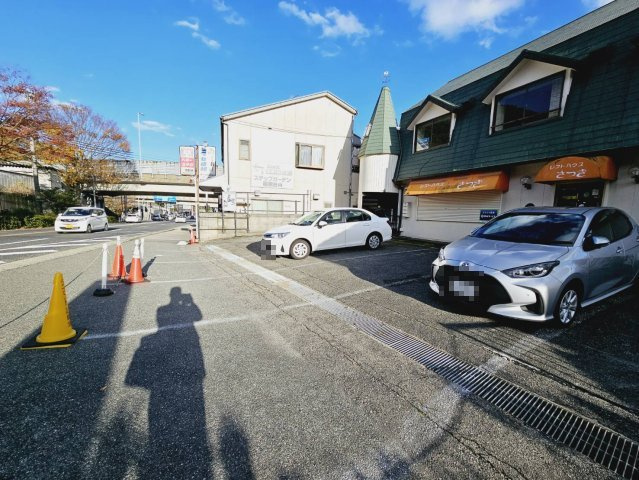 さつきビル2階（1階）の駐車場|駐車場に車を止められます