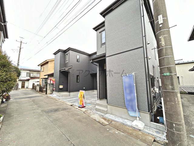 狭山市北入曽・全2棟　新築一戸建　1号棟　～駅徒歩15分～の前面道路含む現地写真|大通りから1本入った住宅地内につき落ち着いて車の出し入れができますよ
