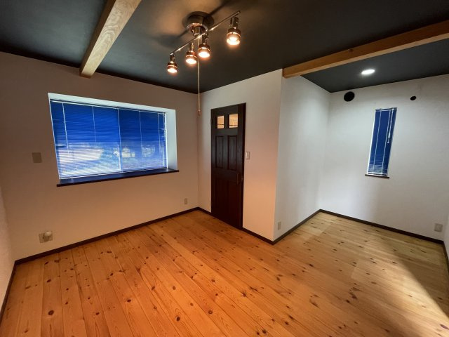 霧島市霧島田口字外戸口戸建ての洋室|収納のある1階の洋室です。