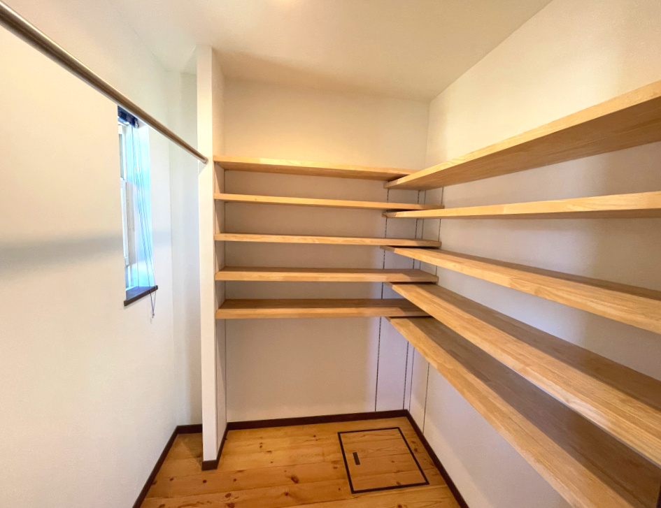 霧島市霧島田口字外戸口戸建ての収納|1階洋室の収納は、収納力十分です。