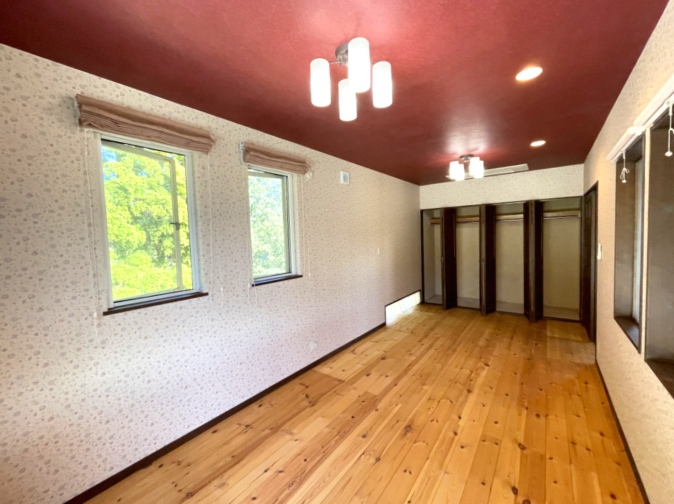 霧島市霧島田口字外戸口戸建ての洋室|ゆとりのある2階の洋室です。採光窓が多く明るいお部屋です。