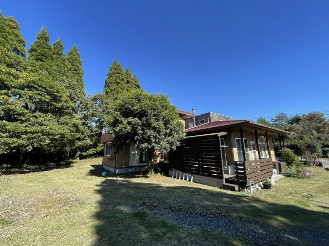 霧島市霧島田口字外戸口戸建ての庭|自然豊かで広々としたお庭です。家庭菜園などもお勧めです。