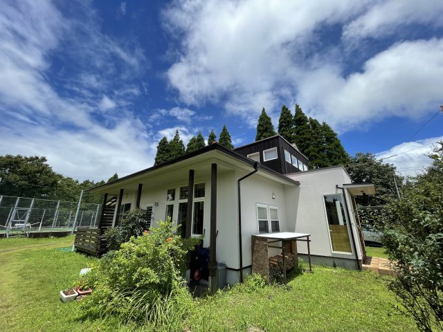 霧島市霧島田口字外戸口戸建ての外観|緑豊かなで別荘地のような環境が魅力的な木造2階建てです。