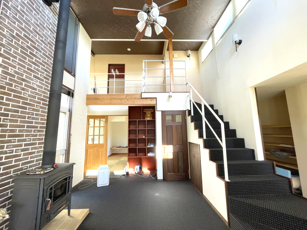 霧島市霧島田口字外戸口戸建てのその他|ラグジュアリーな雰囲気漂う吹き抜けのホールです。(キッチン側から撮影)