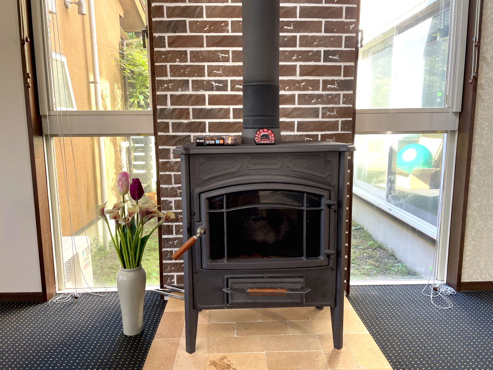 霧島市霧島田口字外戸口戸建ての設備|玄関を入るとホールの薪ストーブが迎えてくれます。