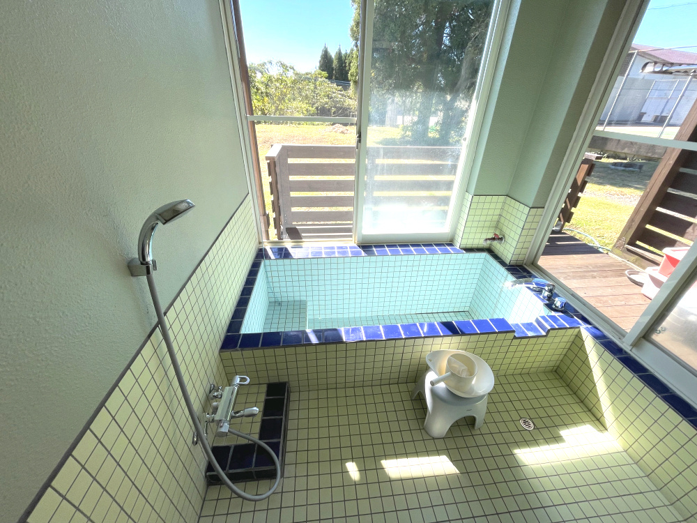 霧島市霧島田口字外戸口戸建ての浴室|ウッドデッキにつながった開放感のある1階の浴室です。