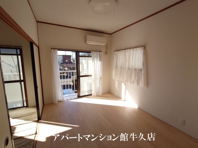 第2明紀マンションの居間・リビング