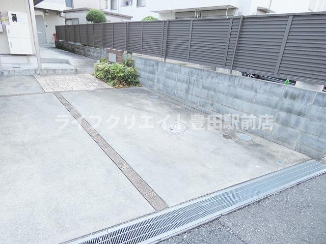 シェルムの駐車場
