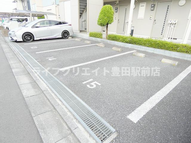 Village Kazn一番館の駐車場