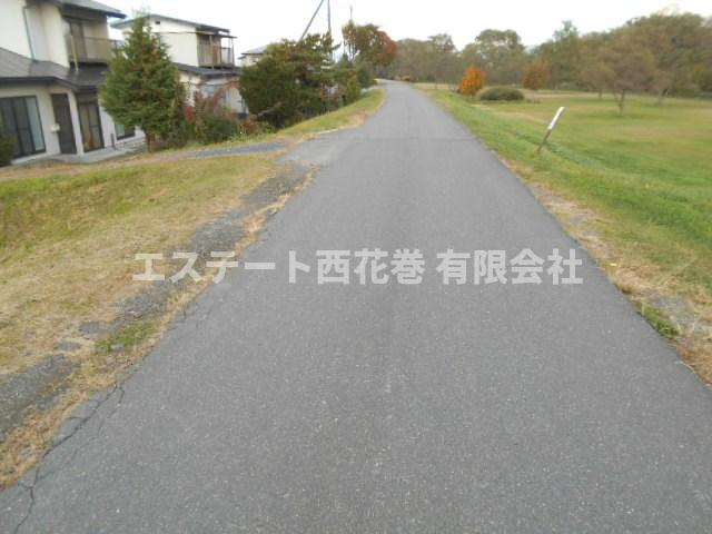 花巻市中根子明堂　土地の前面道路含む現地写真|土手上道路
