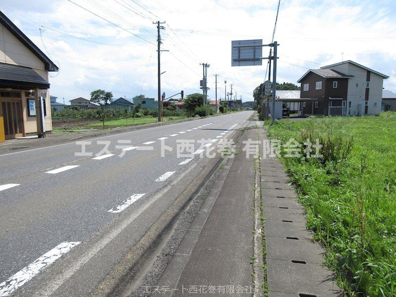 花巻市上根子字中野　土地の前面道路含む現地写真|県道13号線沿いです