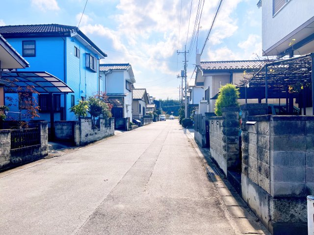 高崎市八幡町　中古住宅の前面道路含む現地写真