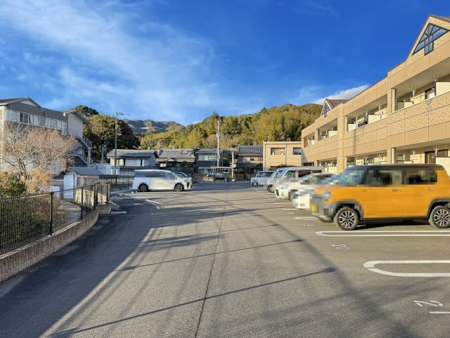 モンシェリカメリアの駐車場