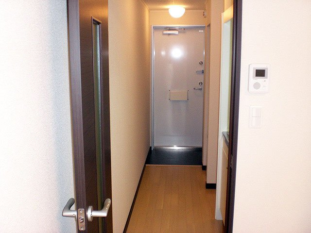 レオネクストＣＯＭＯＩＫＥの玄関|明るい玄関です