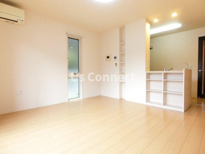 【居間・リビング】 | Ｄ－ｒｏｏｍ八乙女Ｂ | １２．１帖のＬＤＫ。角部屋で２面に窓があります。