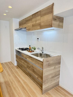 【キッチン】 | 山科音羽マンションA棟 | ３口ガスコンロ付システムキッチン
※展示されている調度品は販売対象外です