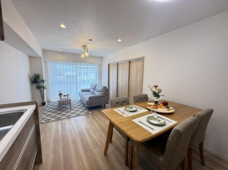 【居間・リビング】 | 山科音羽マンションA棟 | キッチン～リビング
※展示されている調度品は販売対象外です