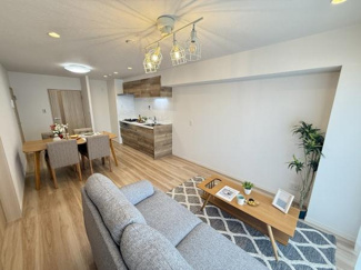 【居間・リビング】 | 山科音羽マンションA棟 | 窓から明るい陽射しが差し込むリビングダイニング
※展示されている調度品は販売対象外です