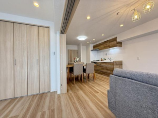 【内装】 | 山科音羽マンションA棟 | 洋室6.5帖～リビング
※展示されている調度品は販売対象外です