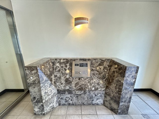 【エントランス】 | セキュリティー〇
色合いも落ち着いた色を中心に構成され、重厚感のある雰囲気で居住者・来客者を迎えてくれます！！