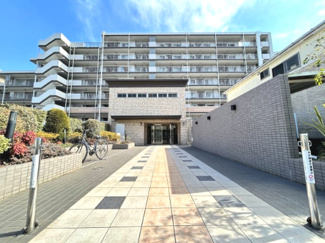 【外観】 | 季節感を演出する多彩な樹木と豊かな彩りが重なり、四季折々の変化を楽しめる心地よい場所となることでしょう。
エントランスもタイル調で高級感を演出！！